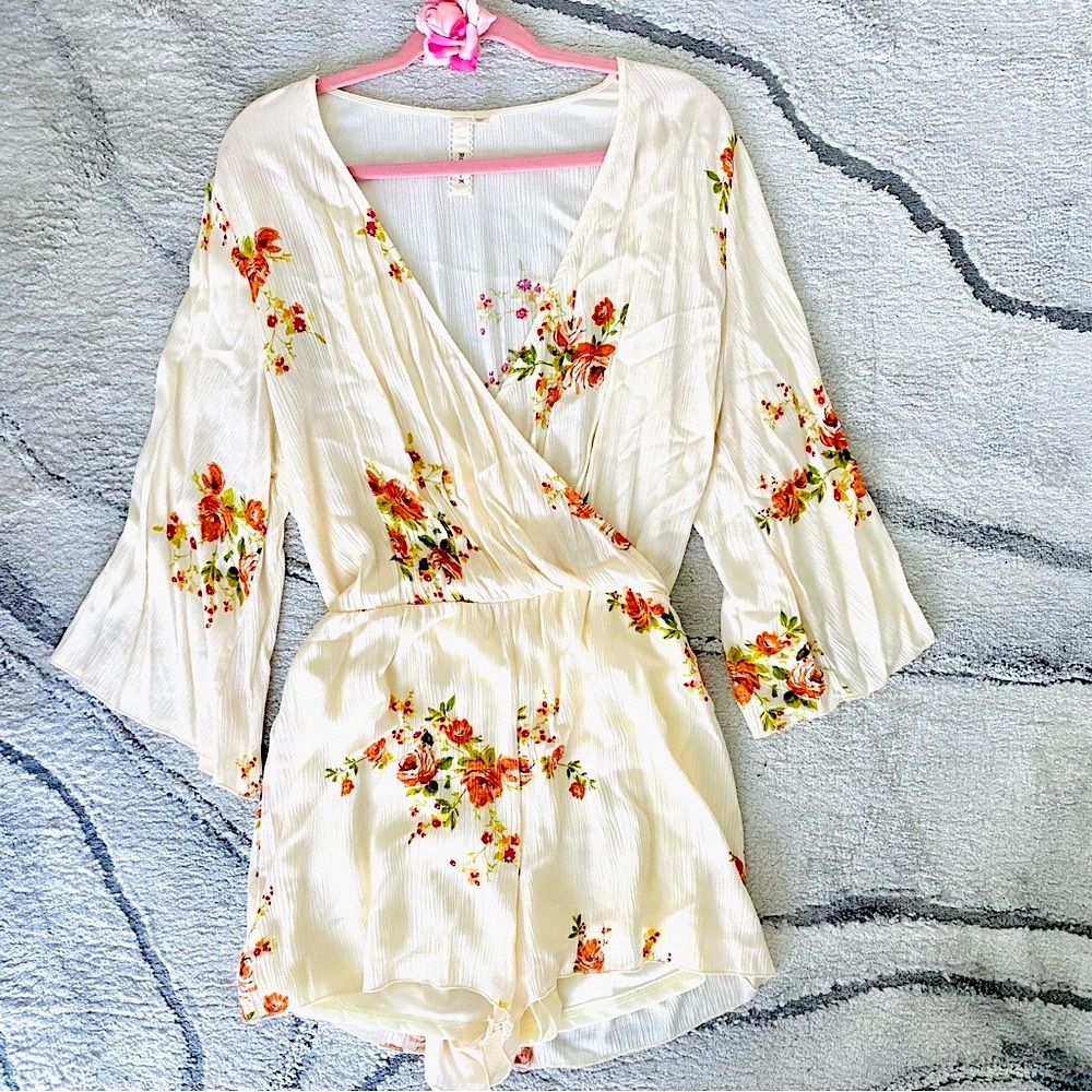 💕Pretty Cream Floral Wrap Romper SZ XL